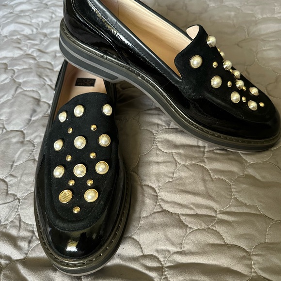 Louise et Cie Elegant Black Loafers with Pearl Detailing - Picture 2 of 6